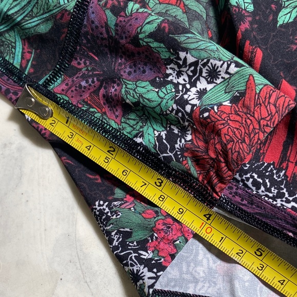 Lululemon Hotty Hot Floral Women's Shorts Size 4- Look New! - Picture 9 of 9